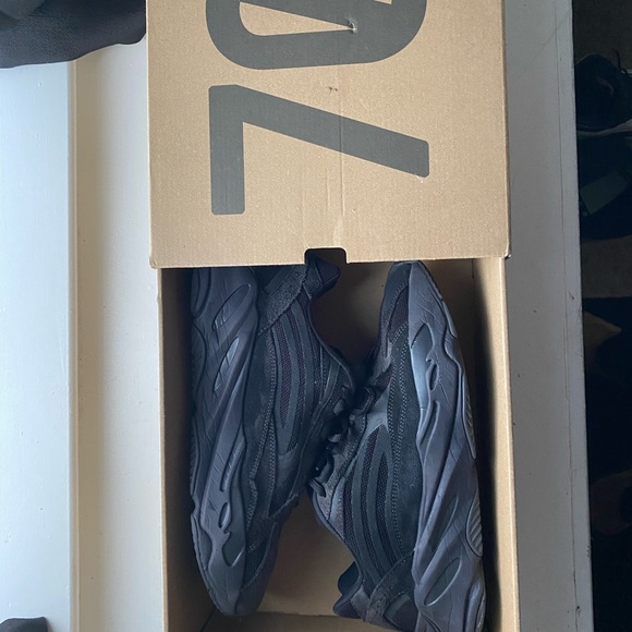 Yeezy 700 “Vanta” main image 7